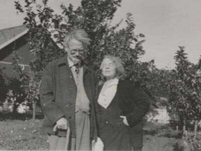 Schwarzweißes Foto von Leo Trotzki im Exil mit seiner Frau
