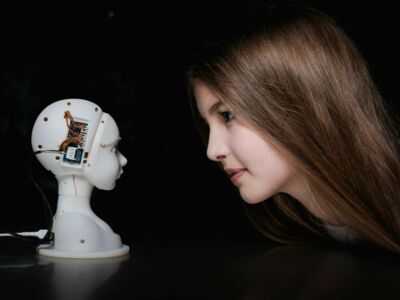 Mädchen vor einem Roboter-Kopf