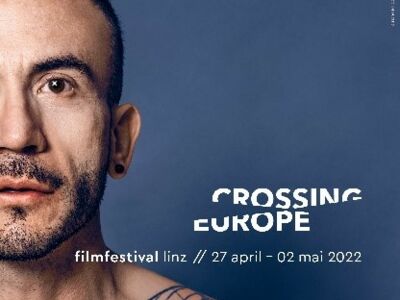 Foto: Rechte Gesichtshälfte eines auf der Schulter tätovierten Mannes mit Termin des Filmfestivals