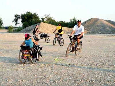 4 Fahrradfahrer auf einem Kieselsteinplatz