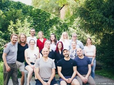 Gruppenfoto des International Screen Institute Team in einem Garten